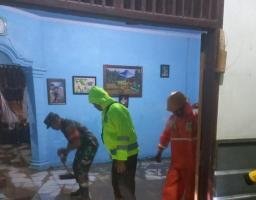 Kompak Polres Ngawi bersama TNI Bantu Bersihkan Rumah Warga Terdampak Luapan Sungai Sawur  