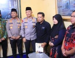 Kapolda Jatim Takziah ke Rumah Duka Anggota PPS, Turut Belasungkawa dan Beri Santunan