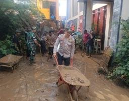 Sinergitas, Polisi Bersama TNI dan Warga Gotong Royong Bersihkan Material Longsor di Trenggalek