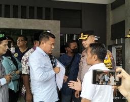 Diduga Oknum Caleg Menggunakan Ijazah SMP, Aliansi Madura Indonesia Geruduk KPU Kota Surabaya