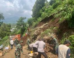 Buka Akses Jalan, Polres Malang Bersama TNI dan Warga Bersihkan Tanah Longsor di Wagir