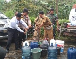 Gelar Baksos Polres Probolinggo Distribusikan Air Bersih Untuk Warga di Lumbang