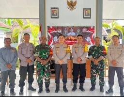 Kapolres Nganjuk Cek Kesiapsiagaan dan Kesehatan Petugas Pengamanan Kotak Suara di PPK