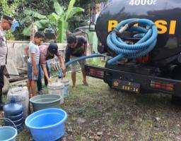 Polres Malang Salurkan Bantuan Air Bersih untuk Warga Dusun Pepen 