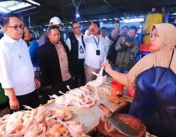 Lakukan Kunjungan Kerja Tinjau Gudang BULOG Sidoarjo dan Pasar Larangan.