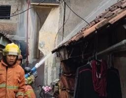 Kebakaran Rumah 2 Lantai di Jalan Kedungdoro VI Dilalap Si Jago Merah