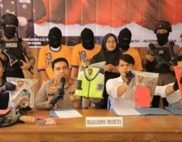 Menyaru sebagai Polisi, 3 dari 9 Tersangka Merampok Truk Bermuatan Rokok Senilai Rp3,1 Miliar Di Madiun Berhasil Ditangkap