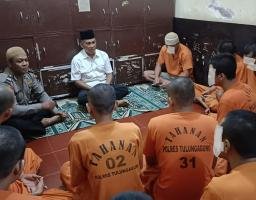 Tingkatkan Keimanan, Polisi Berikan Bimbingan Rohani Kepada Tahanan di Polres Tulungagung