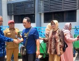 Dr.Koen Sumbang 3 Grobak Sampah Ke Warga Tambakwedi Surabaya