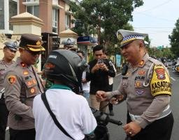 Operasi Keselamatan Semeru 2024, Polres Pamekasan Turun Jalan Berbagi Brosur Himbauan Kamseltibcarlantas