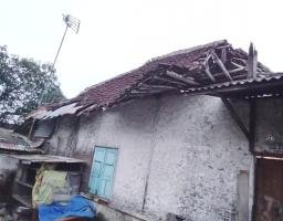 Lambatnya Bantuan Korban Bencana, Bukeluh Warga Genteng Kulon