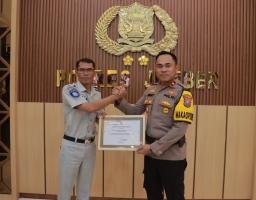 Cepat Dalam Penanganan Laka Lantas, Polres Jember Terima Penghargaan Dari Jasa Raharja