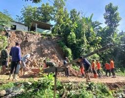 Gotong Royong, Polisi bersama TNI dan Warga Bersihkan Tanah Longsor di Magetan