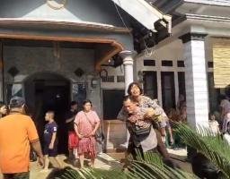 Sinergitas, Polisi Bersama TNI dan BPBD Evakuasi Korban Banjir di Mojokerto