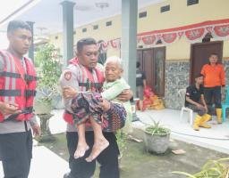 Ditpolairud Polda Jatim dan Polres Mojokerto Evakuasi Korban Banjir, 3000 Jiwa Diungsikan