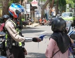 Operasi Keselamatan Semeru 2024, Polres Tuban Beri Hadiah Kepada Pengendara Tertib Lalin