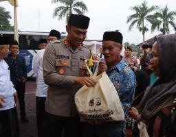 Antusias Ribuan Warga Serbu Pasar Sembako Murah di Polres Malang Jelang Ramadhan