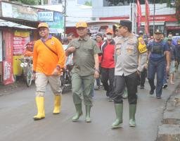 Gotong Royong, Forkopimda Probolinggo Bersihkan Material Pasca Banjir di Dringu