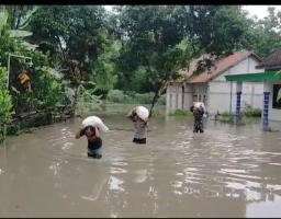 Tanggap Bencana, Polres Ngawi Bersama TNI Sigap Bantu Warga Terdampak Banjir