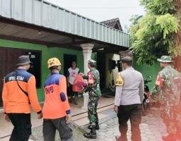 Polres Magetan Bersama TNI Salurkan Bantuan Dan Dirikan Dapur Umum Di Dua Desa Rawan Banjir