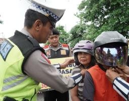 Beri Helm Gratis Pengendara di Operasi Keselamatan Semeru 2024, Polres Ponorogo Ajak Warga Tertib Lalin