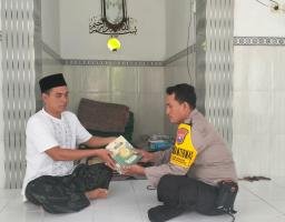 Sambut Ramadhan, Polres Pamekasan Berbagi Al-Qur’an untuk Ponpes dan Tempat Ibadah