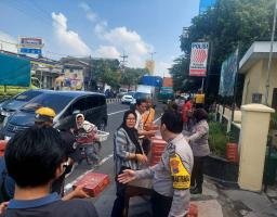 Semarakkan Bulan Ramadhan Polisi di Sidoarjo Berbagi Takjil