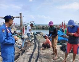 Cegah Laka Laut Satpaolairud Polres Situbondo Himbau Nelayan Tingkatkan Kewaspadaan