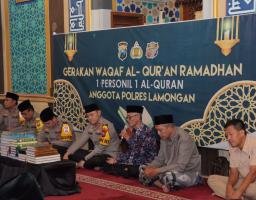 Sambut Ramadhan Polres Lamongan Waqaf 973 Al-Qur'an ke Masjid dan Mushola