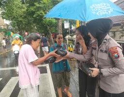 Ramadhan Berkah Polres Malang Berbagi Ratusan Kantong Takjil Untuk Pengguna Jalan
