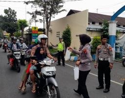 Polres Bondowoso Berbagi Takjil Sembari Edukasi Pengendara Tertib Lalu Lintas
