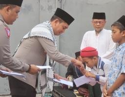 Gapai Berkah Ramadhan, Kapolres Probolinggo Berikan Santunan Anak Yatim saat Resmikan Musholla Al-Kautsar