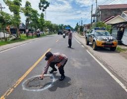 Cegah Laka Lantas, Polres Nganjuk Tandai Jalan Berlubang di Wilayahnya dengan Cat Putih