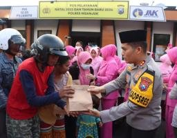 Polres Nganjuk Bersama Pengurus Bhayangkari Cabang Nganjuk Bagikan Takjil untuk Pengguna Jalan