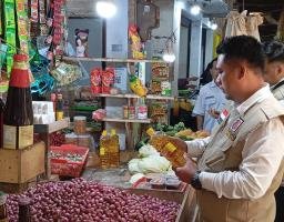 Satgas Pangan Polres Malang Cek Produk Kadaluwarsa di Sejumlah Pasar 