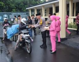 Berkah Ramadhan, Polisi Bagikan Takjil Kepada Pengendara