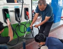 Jelang Mudik Polres Bojonegoro Sidak SPBU Periksa Takaran dan Pastikan Stok BBM Aman