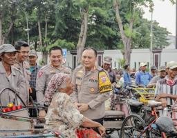 Merakyat, Kapolrestabes Surabaya Ajak Sarapan Bareng dan Berbagi Sembako untuk Abang Becak