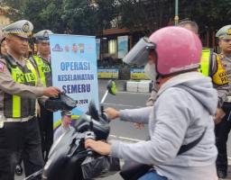 Ops Keselamatan Semeru 2024 di Bulan Ramadhan Polresta Malang Kota Berbagi Takjil Ajak Pengendara Tertib Lalin