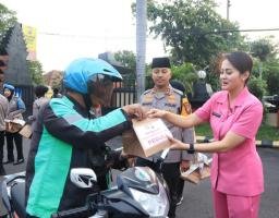 Ramadhan Berkah, Polres Kediri Kota dan Bhayangkari Berbagi Takjil Jelang Berbuka Puasa