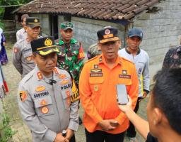 Pasca Gempa di Tuban, Kapolres bersama Kalaksa BPBD Datangi Korban Dan Beri Bantuan