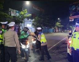 Patroli Sahur Ramadhan Polres Bojonegoro Berbagi Nasi Kotak Untuk Warga