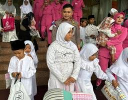 Polsek Simokerto Tebar Kebahagiaan Di Bulan Ramadan 1445 H Dengan Santunan Dan Belanja Baju Baru Untuk Anak Yatim Piatu