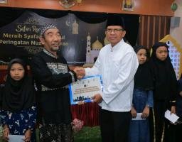 Tekankan Pentingnya Berbagi Di Bulan Suci, Kakanwil Jatim Bagi-Bagi Takjil Untuk Masyarakat 