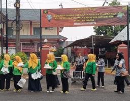 Semarakkan HBP ke-60, Petugas Lapas Porong Bagikan Takjil Kepada Masyarakat