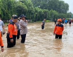 Sigap Tanggap, Polres Pasuruan Kota bersama TNI dan Warga Tangani Banjir