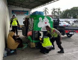 Salut Polisi Bantu Dorong Bajaj Pemudik Asal Jakarta Tujuan Banyuwangi yang Mogok di Mojokerto