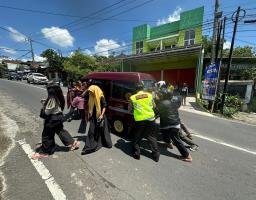 Layanan Prima Operasi Ketupat Semeru 2024, Polisi Rela Dorong Mobil Wisatawan di Kota Batu yang Mogok