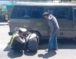 Tanggap, Petugas Posyan Pujahito Nganjuk Bantu Mobil yang Alami Pecah Ban