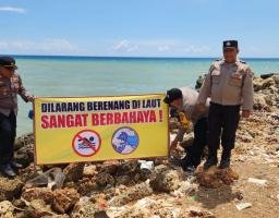 Cegah Laka Laut Polisi Pasang Banner Himbauan di Pantai Pamekasan